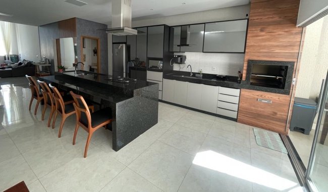 Bel�ssima Casa de 03 Quartos, 01 Su�te Master + Closet + Piscina, Churrasqueira e �rea Gourmet
