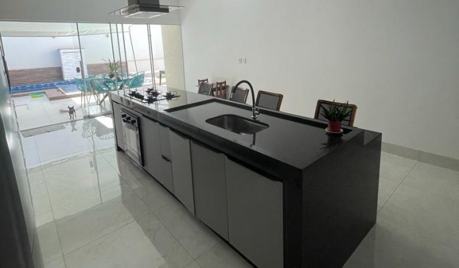 Bel�ssima Casa de 03 Quartos, 01 Su�te Master + Closet + Piscina, Churrasqueira e �rea Gourmet