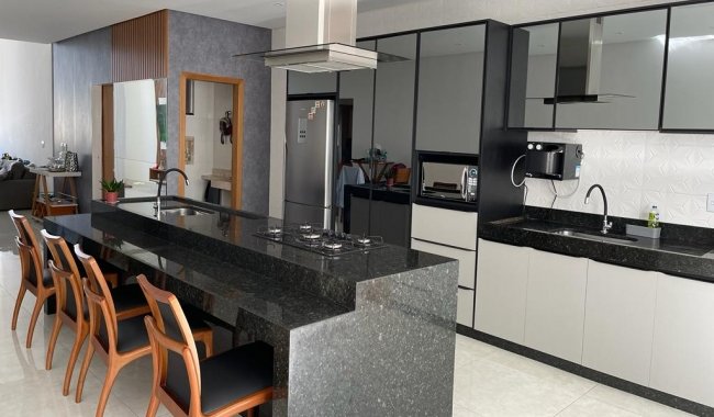 Bel�ssima Casa de 03 Quartos, 01 Su�te Master + Closet + Piscina, Churrasqueira e �rea Gourmet