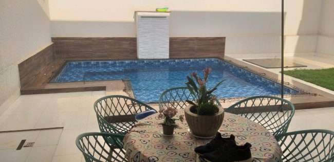 Bel�ssima Casa de 03 Quartos, 01 Su�te Master + Closet + Piscina, Churrasqueira e �rea Gourmet