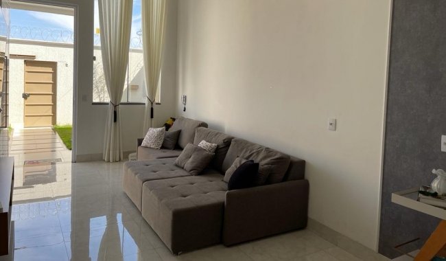 Bel�ssima Casa de 03 Quartos, 01 Su�te Master + Closet + Piscina, Churrasqueira e �rea Gourmet